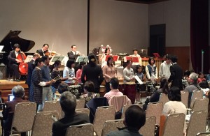 音楽感受合奏団と一緒に演奏を楽しむ参加者のみなさん